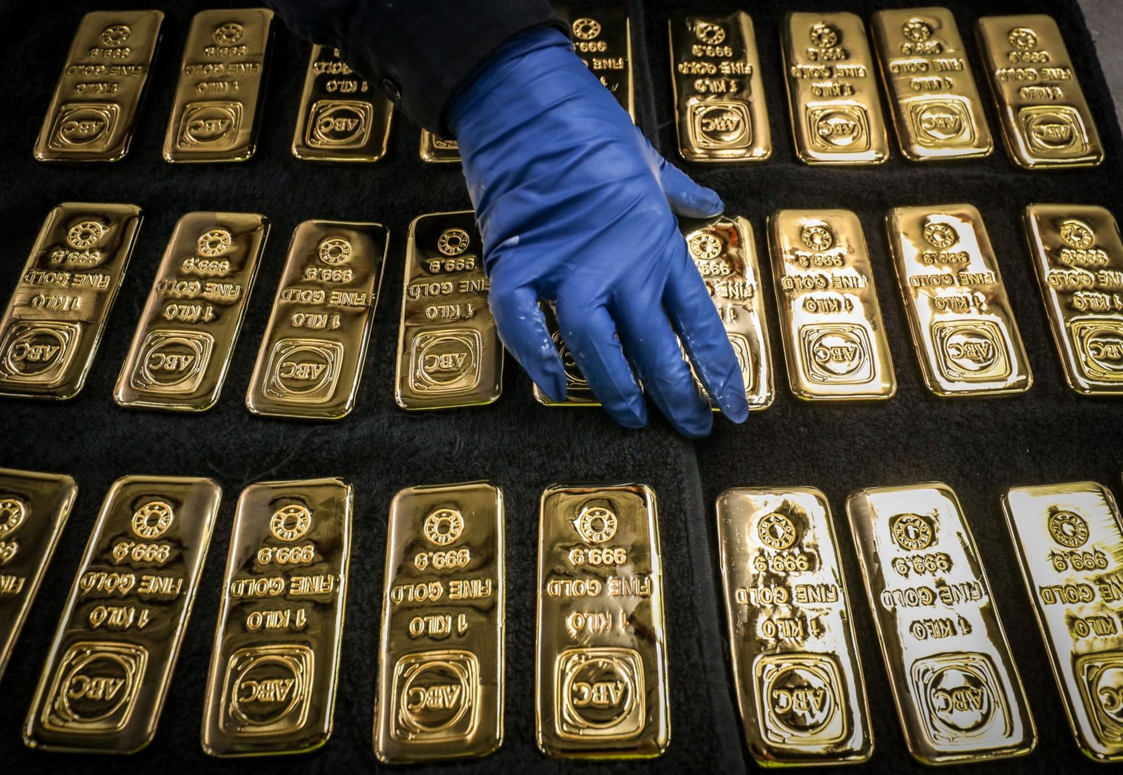 أسعار الذهب تتجه لتحقيق أسوأ أداء أسبوعي منذ فبراير