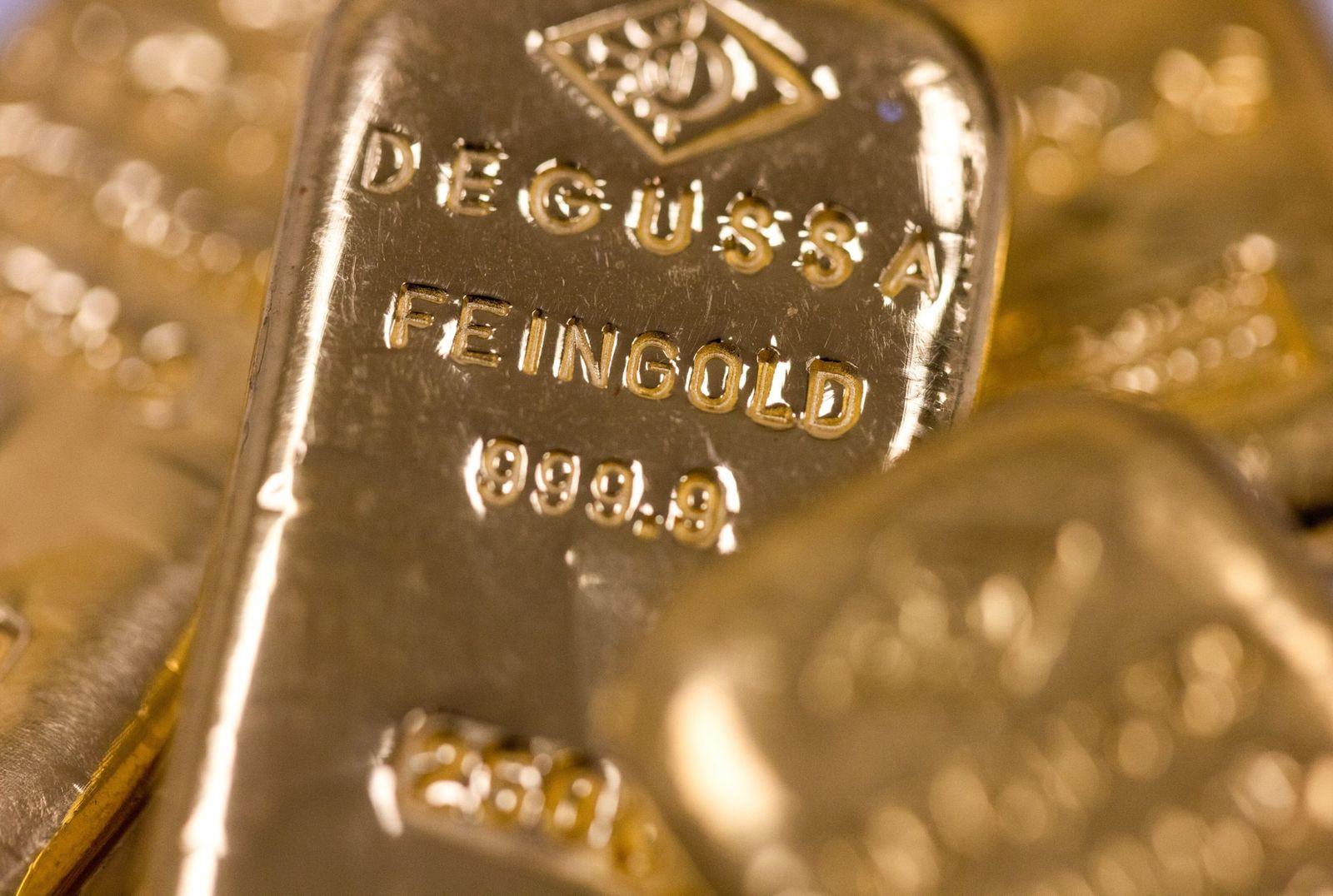 الذهب يتجاهل ارتفاع أسعار الفائدة.. فما الذي يقود صعوده؟