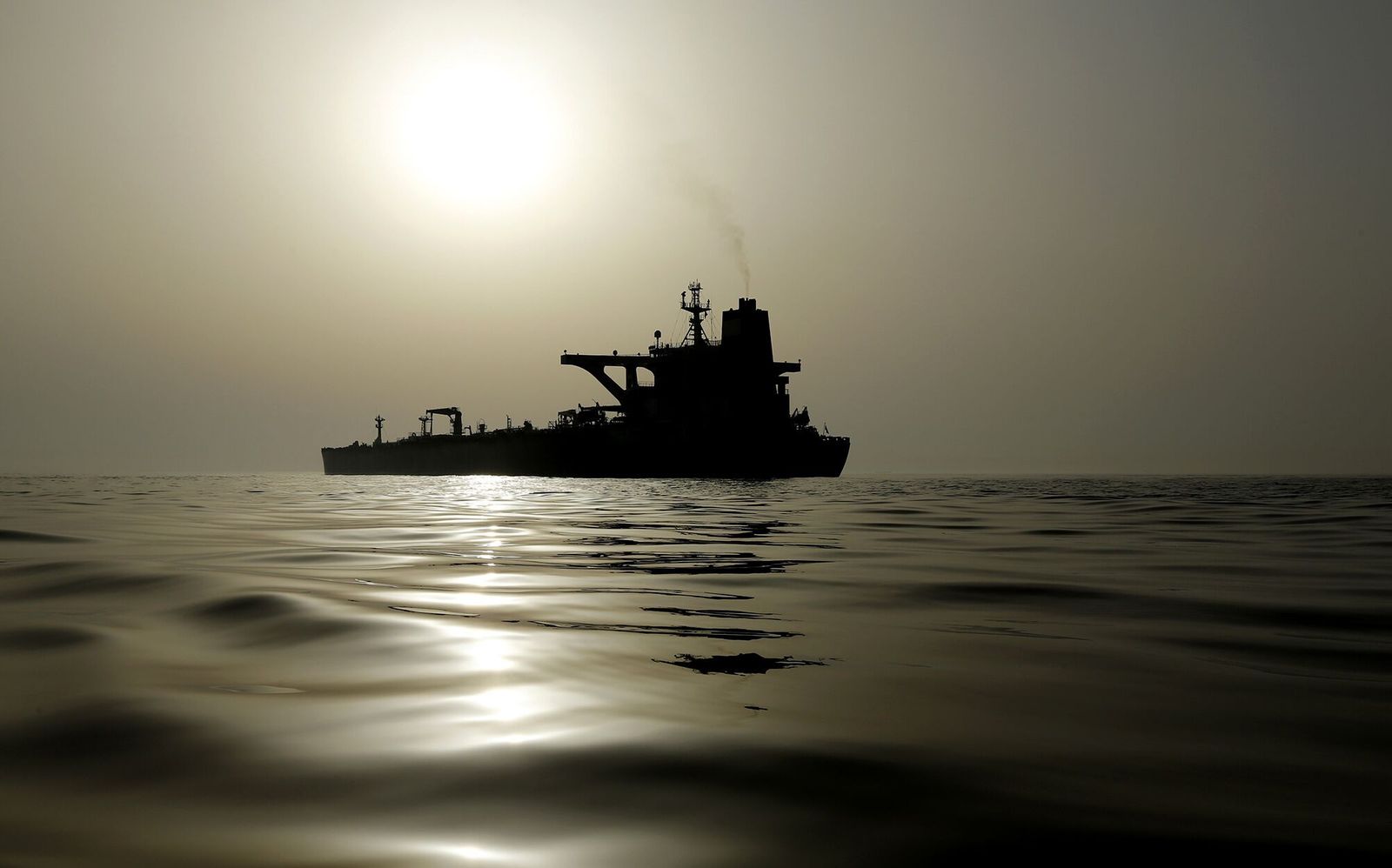 بلومبرغ: عُمان أضحت نقطة بارزة لتناقل النفط الروسي بين السفن