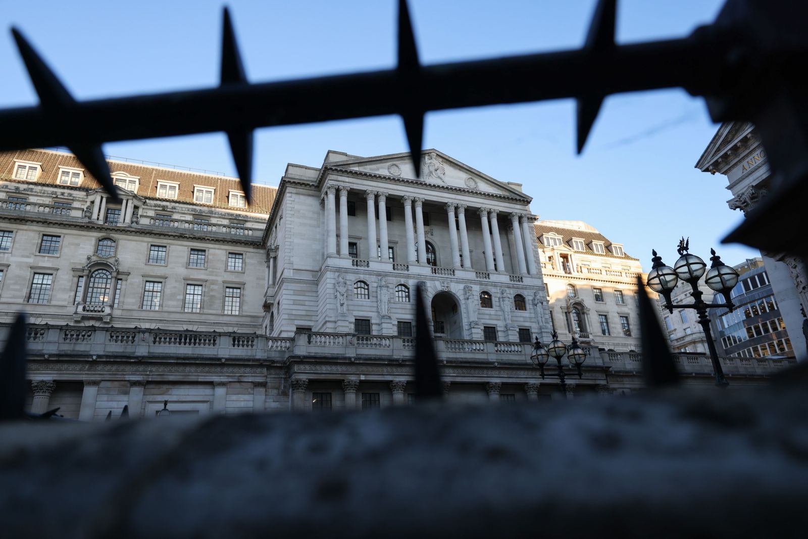 بنك إنجلترا يرفع أسعار الفائدة 50 نقطة أساس إلى 4%