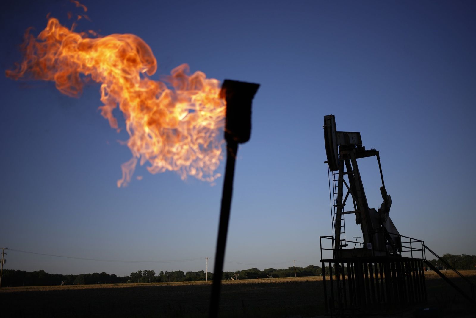 مستثمرو النفط يجنون 128 مليار دولار مع تزايد الشكوك حول الوقود الأحفوري