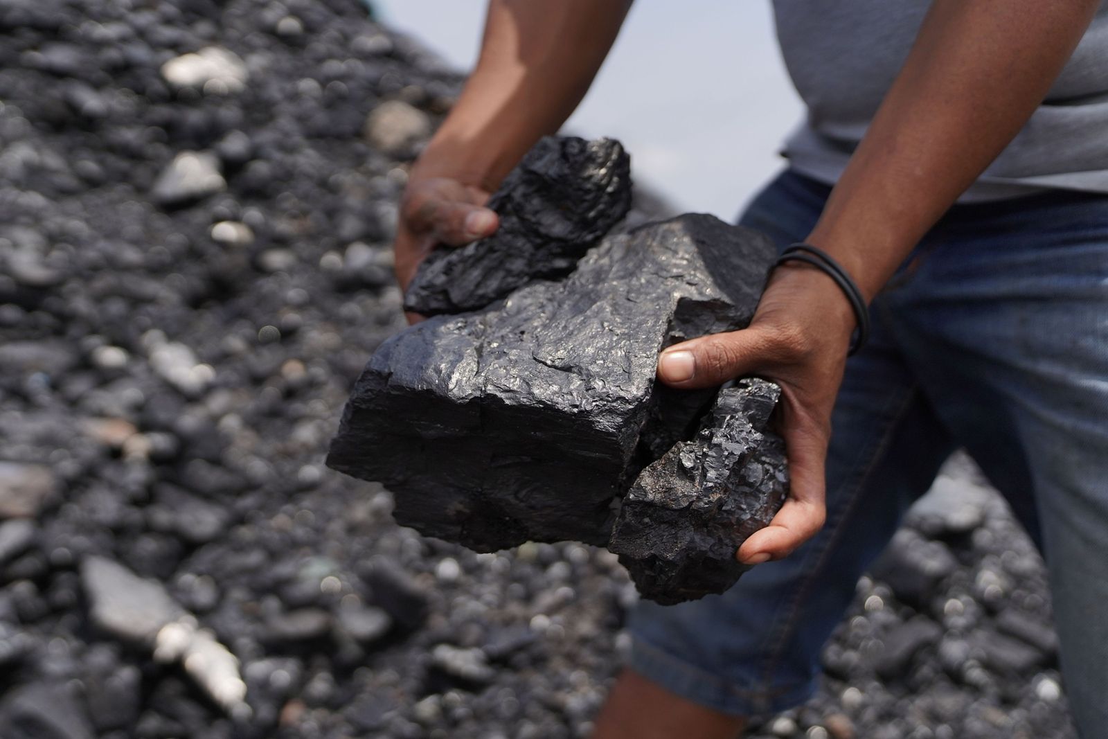 بعد عقدين من طموحات العالم غير الواقعية.. الفحم يزدهر 
