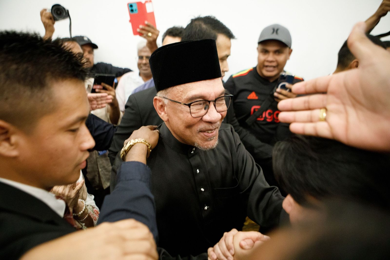 رئيس الحكومة الماليزية أنور إبراهيم يعين نفسه وزيراً للمالية