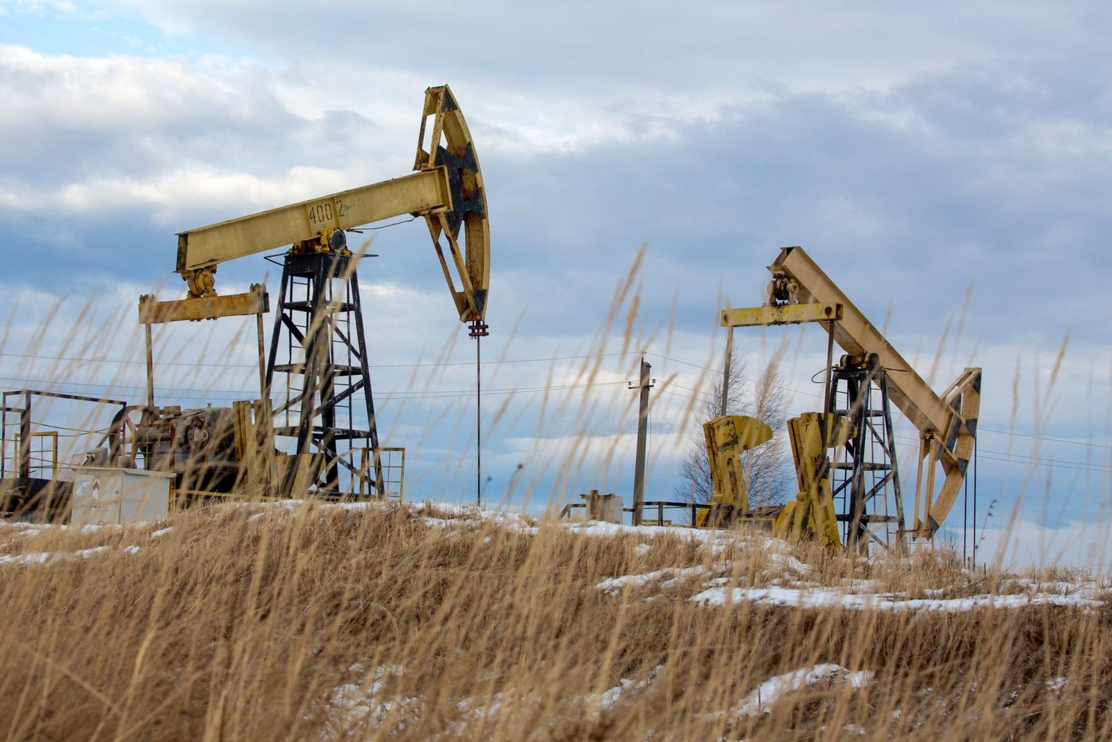 محللون: النفط قد يتجاوز 100 دولار مجدداً مع عزل روسيا عن 