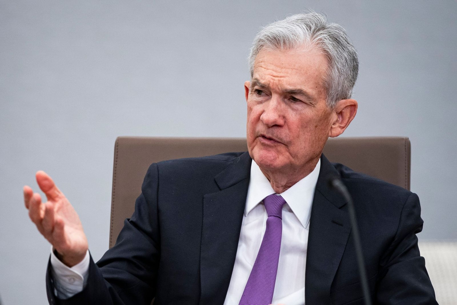 باول يلمح إلى تأخير خفض أسعار الفائدة بسبب رسوخ التضخم