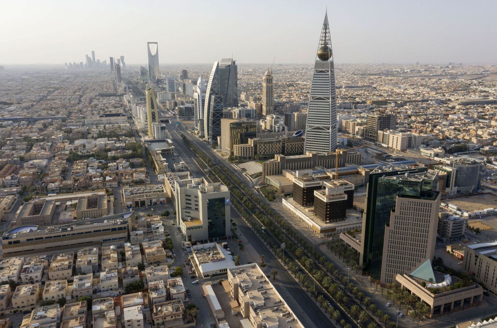 بماذا ردت الشركات العالمية على قرار نقل مقراتها الإقليمية للسعودية؟