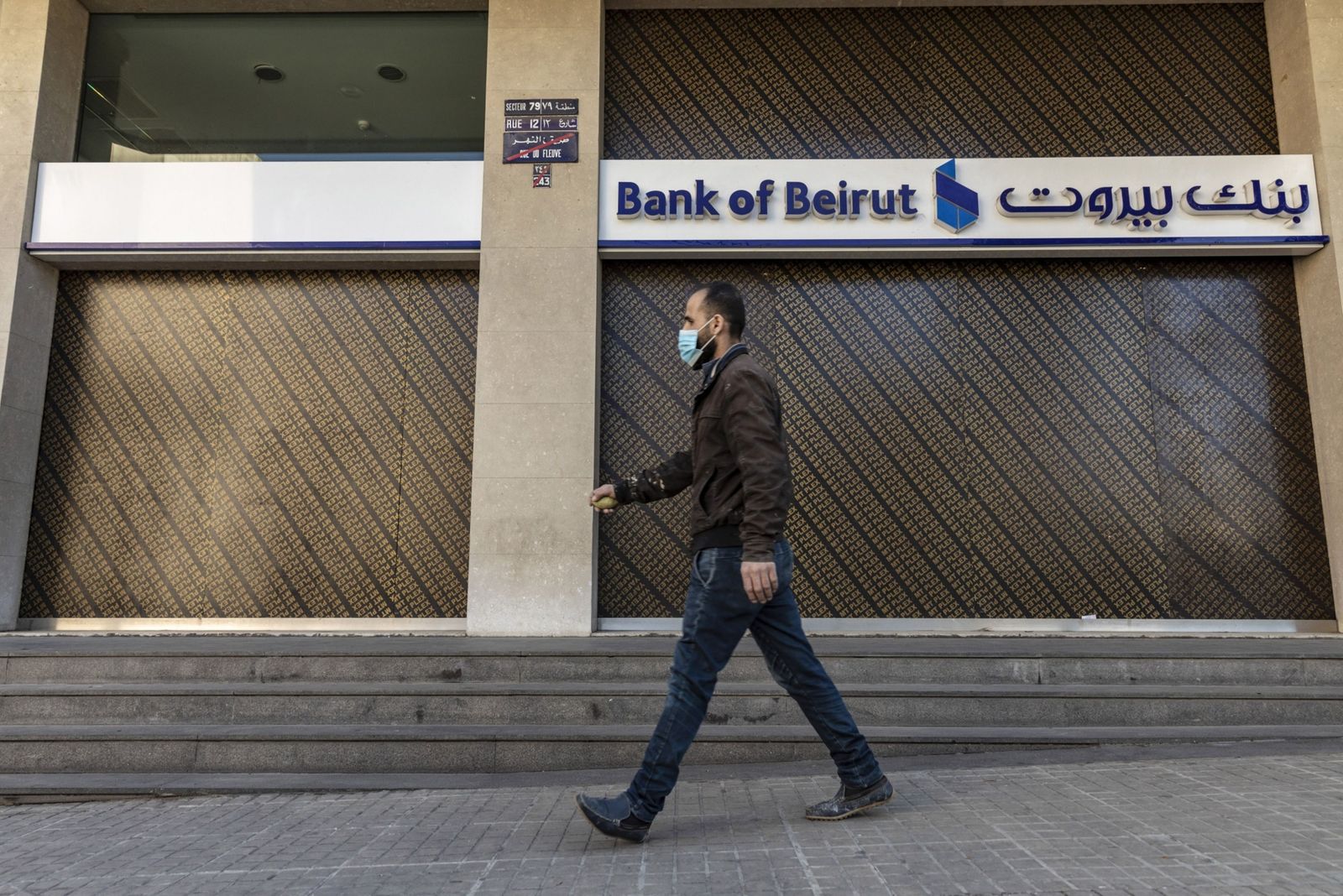 اللبنانيون اليائسون يقتحمون البنوك للحصول على مدخراتهم