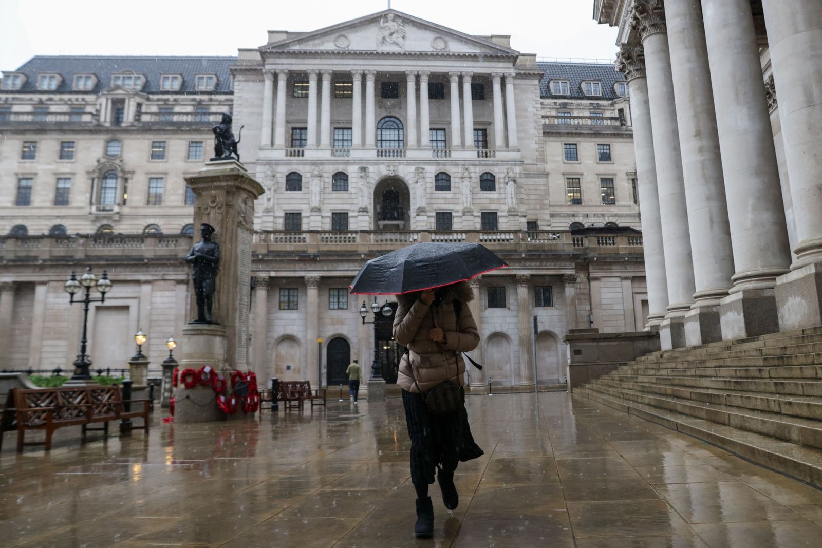 بنك إنجلترا يرفع سعر الفائدة بأعلى وتيرة في 27 عاماً ويحذر من ركود طويل