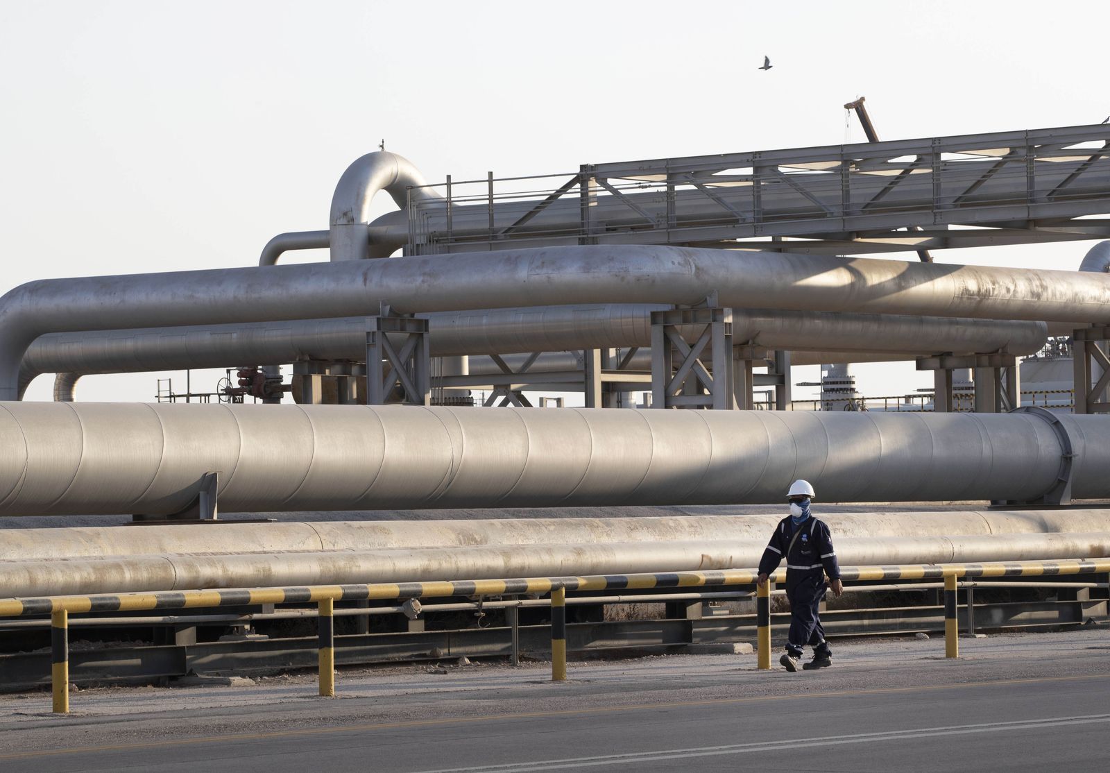 أرامكو تخفض أسعار النفط إلى آسيا لشهر يوليو بنصف دولار