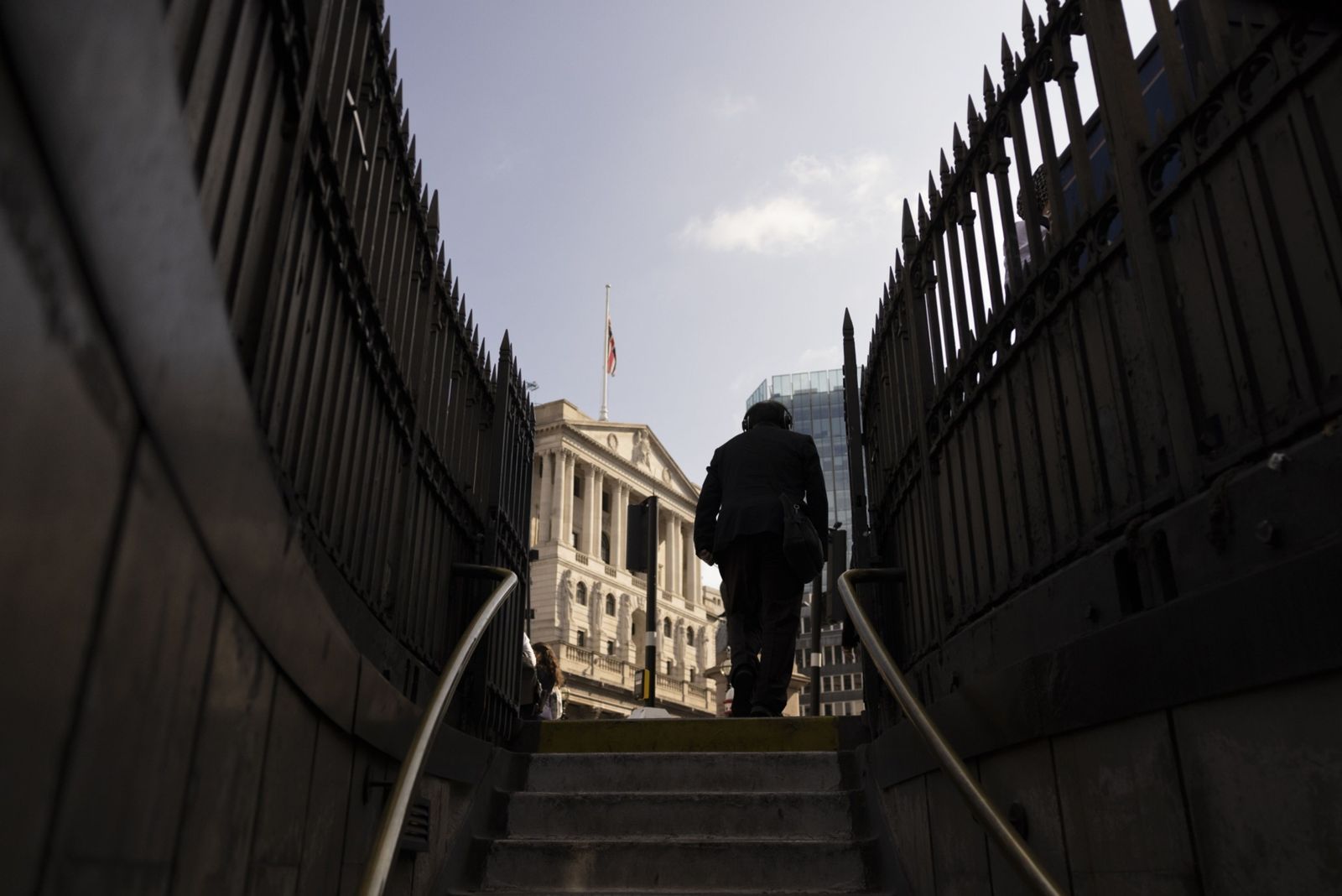 بنك إنجلترا يتوقف مؤقتاً عن رفع الفائدة بعد 14 زيادة متتالية
