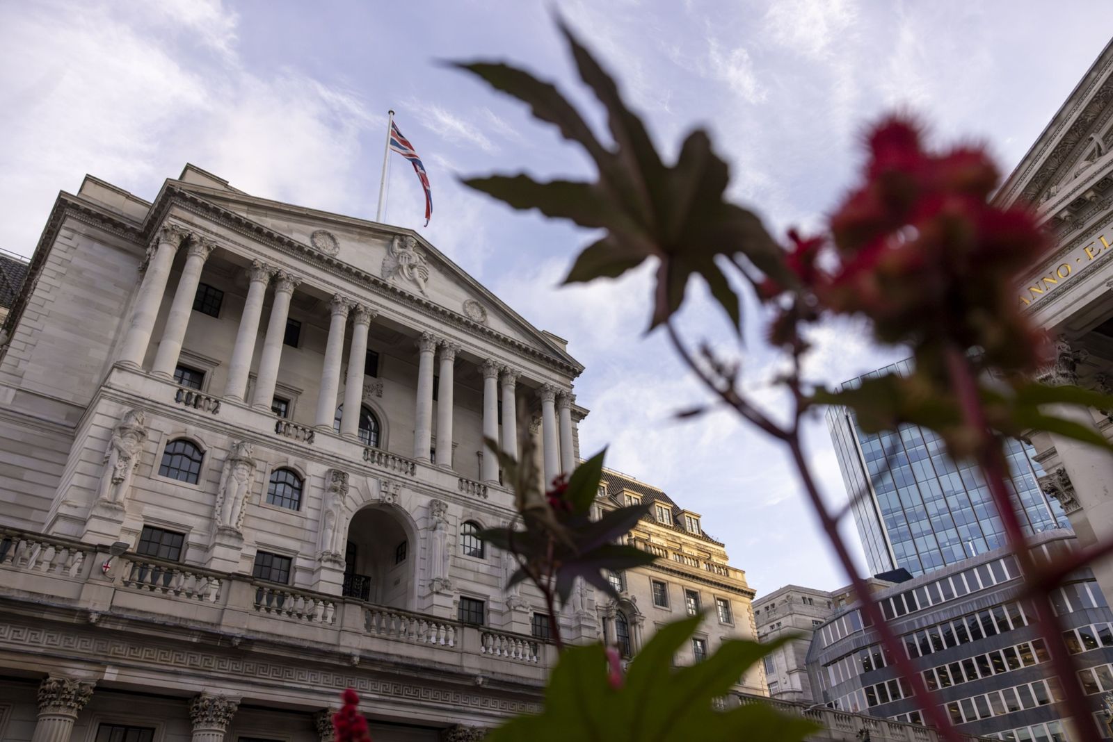 بنك إنجلترا ينعش التكهنات بخفض قريب لأسعار الفائدة