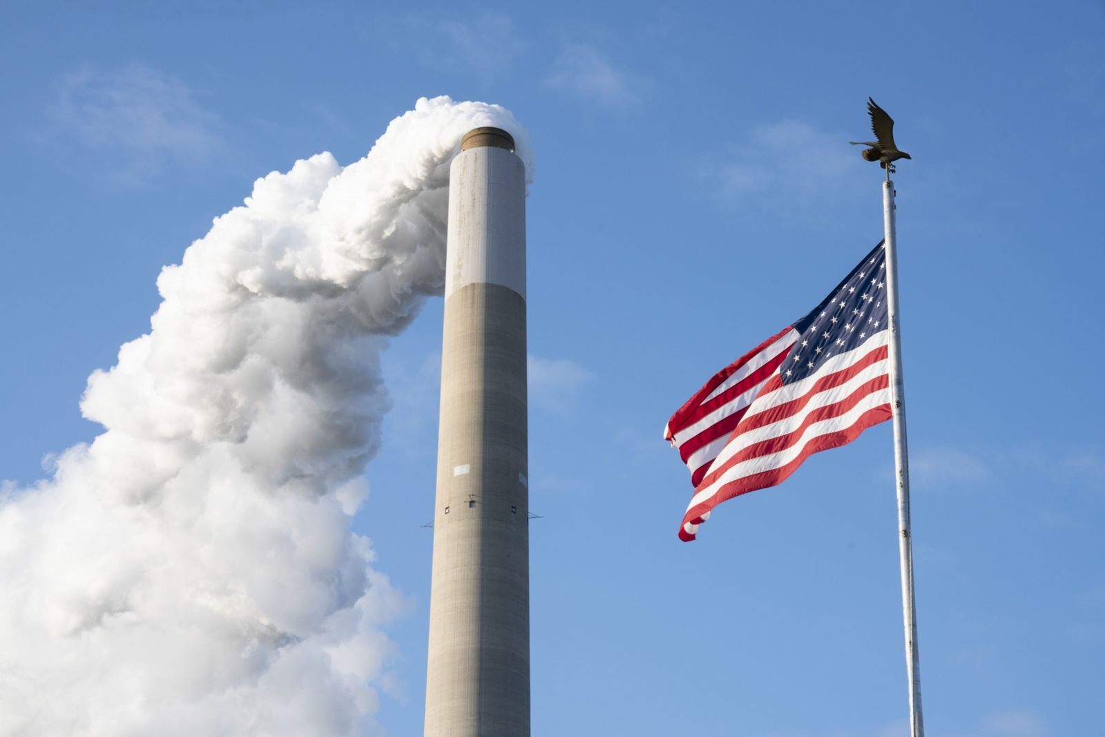 لعبة الضرائب والبيئة.. ماذا تريد الشركات الأمريكية من بايدن قبل قمة المناخ؟