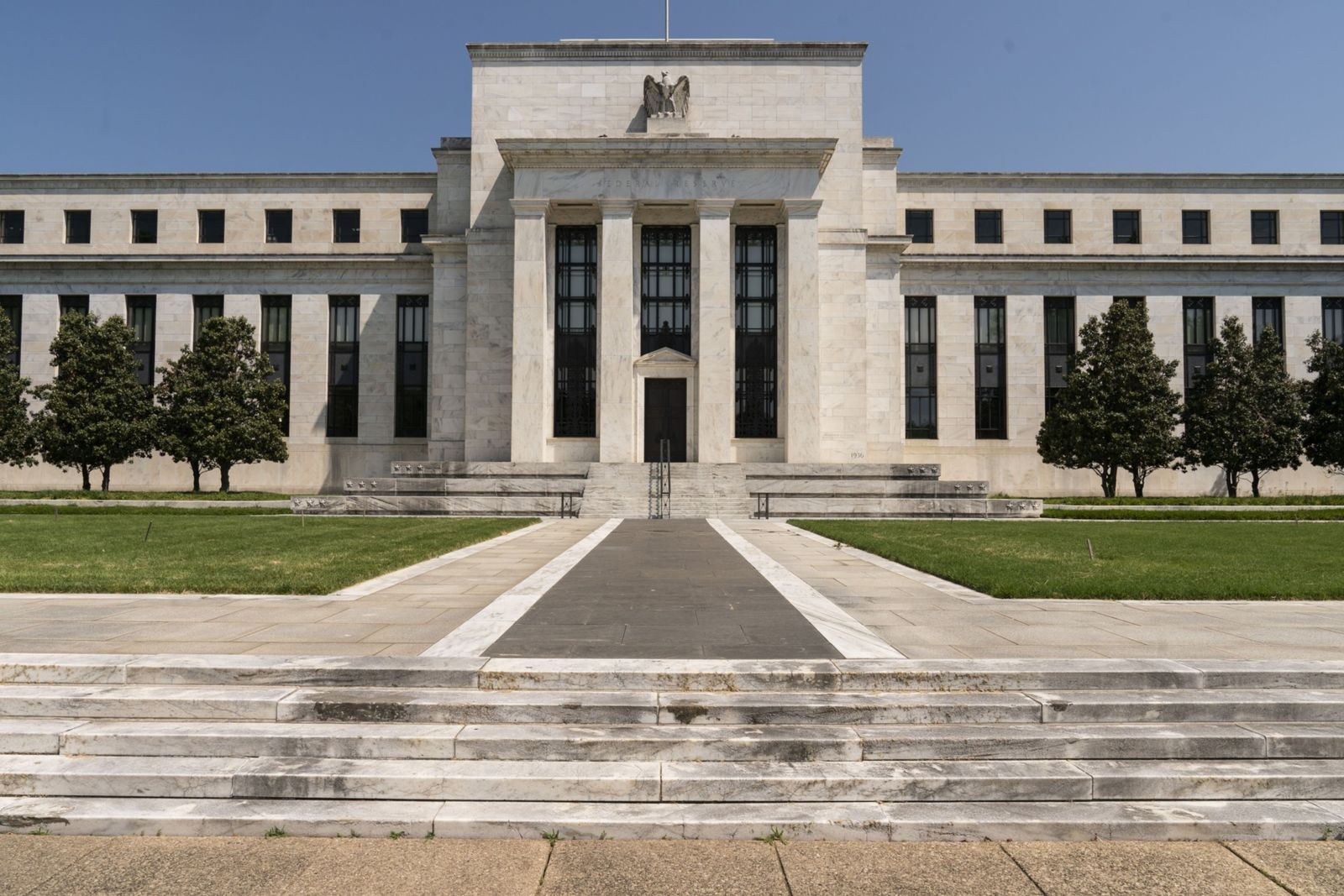الفيدرالي الأميركي يرفع الفائدة 0.25% لأعلى مستوى منذ 2001