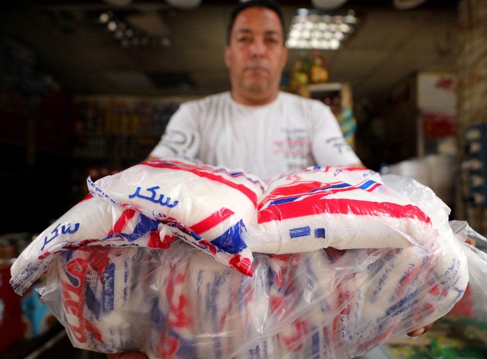 وفرة السكر المستورد والمخزن تقلص مبيعات الشركات في مصر