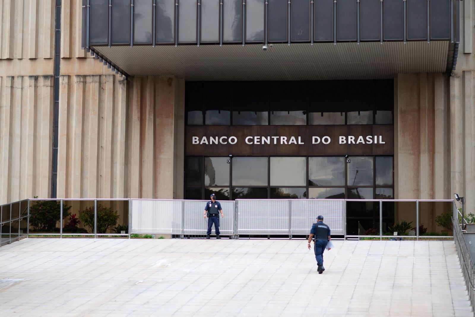 البرازيل تخفض سعر الفائدة نصف نقطة مئوية وتتوقع المزيد