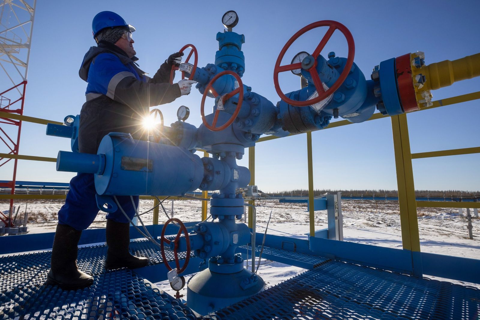 إيرادات روسيا من النفط والغاز تنخفض للنصف تقريباً في فبراير