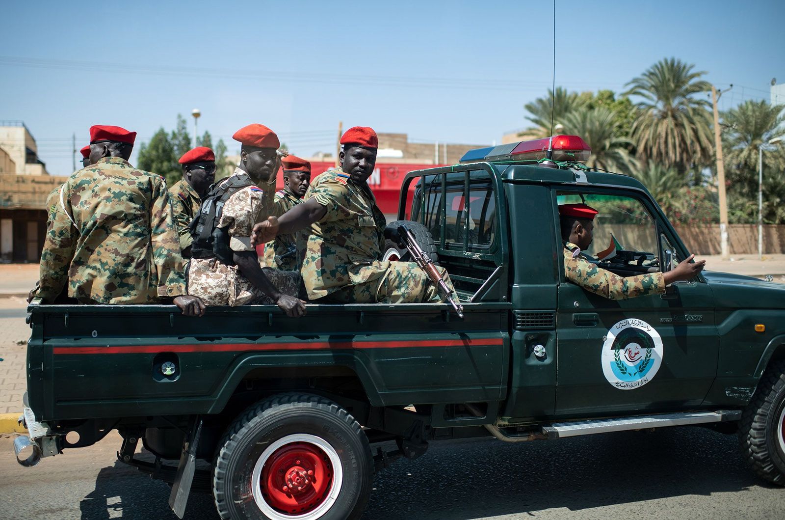 السودان.. اعتقال وزراء وانتشار عسكري في العاصمة وقطع خدمات الإنترنت