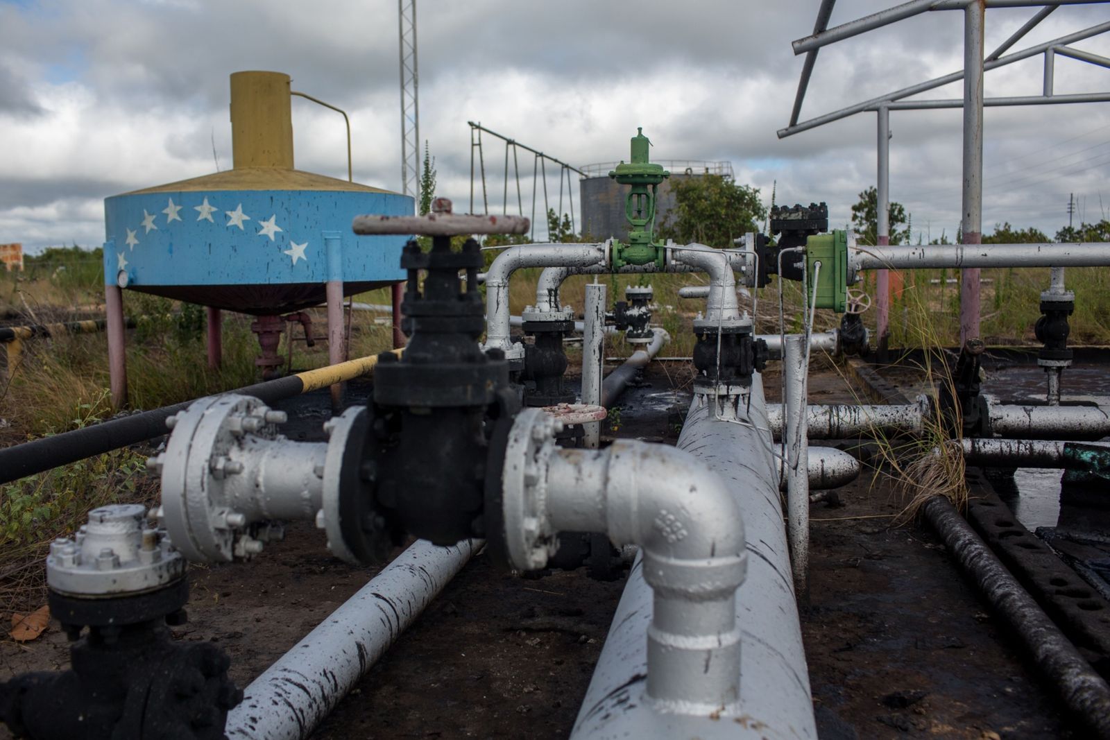 فنزويلا تعيد إحياء حقول النفط بحقائب مليئة بالنقود