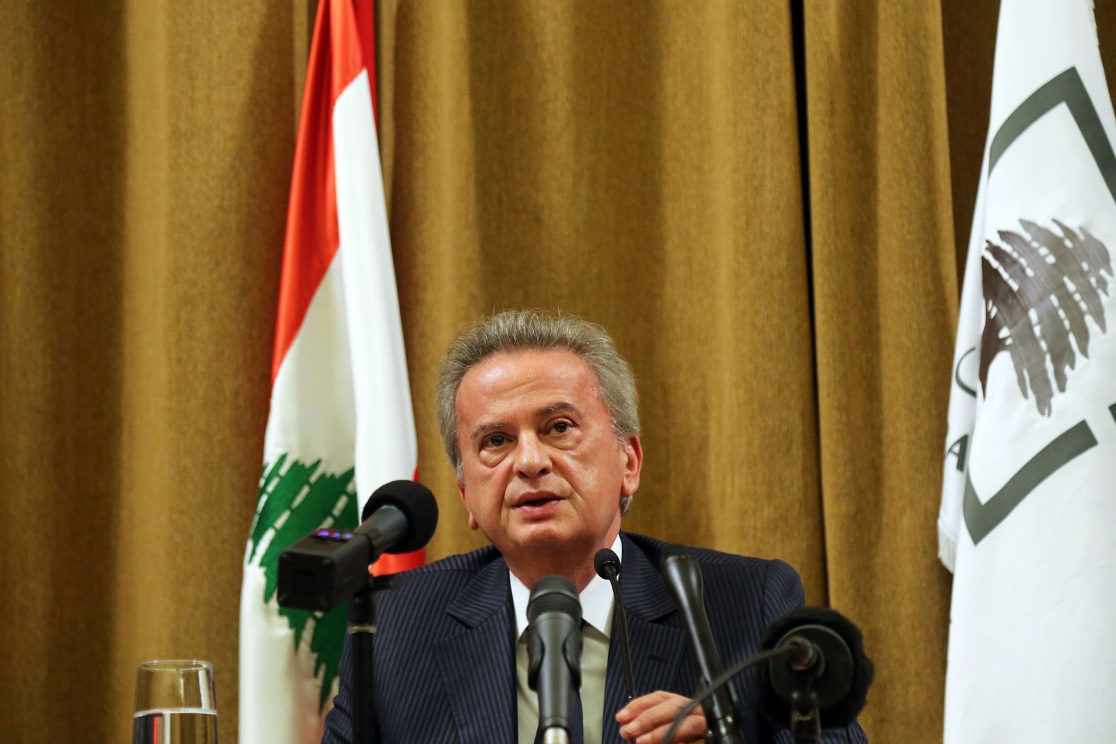 الإنتربول يصدر مذكرة توقيف بحق حاكم مصرف لبنان رياض سلامة