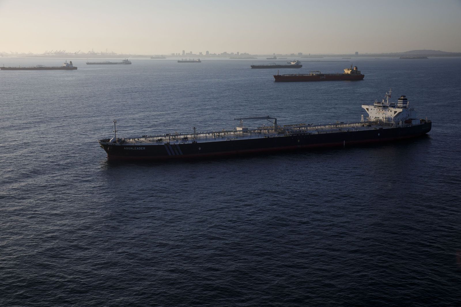 الكويت والبحرين تدرسان إطلاق أذرع لتداول النفط 