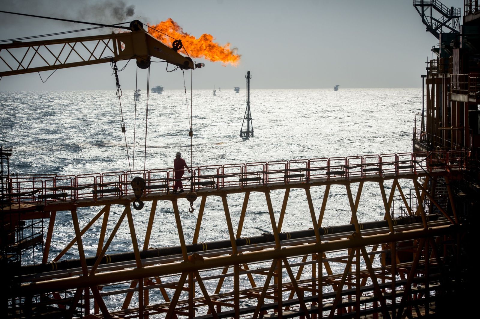 أمريكا تجري محادثات مع الصين لخفض مشترياتها من النفط الإيراني