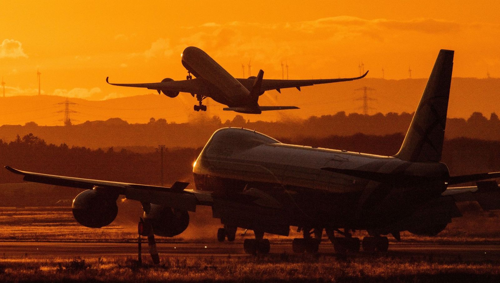 قطاع الطيران العالمي أمام معضلة.. زيادة الرحلات مقابل خفض الانبعاثات 
