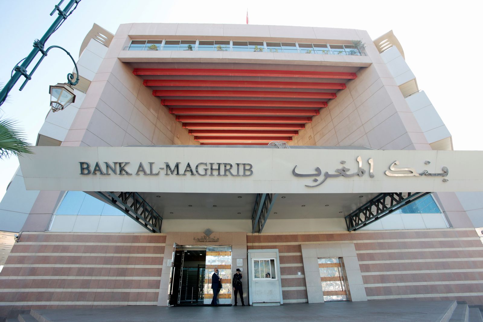 أرباح بنوك المغرب بين سندان التضخم ومطرقة الفائدة 