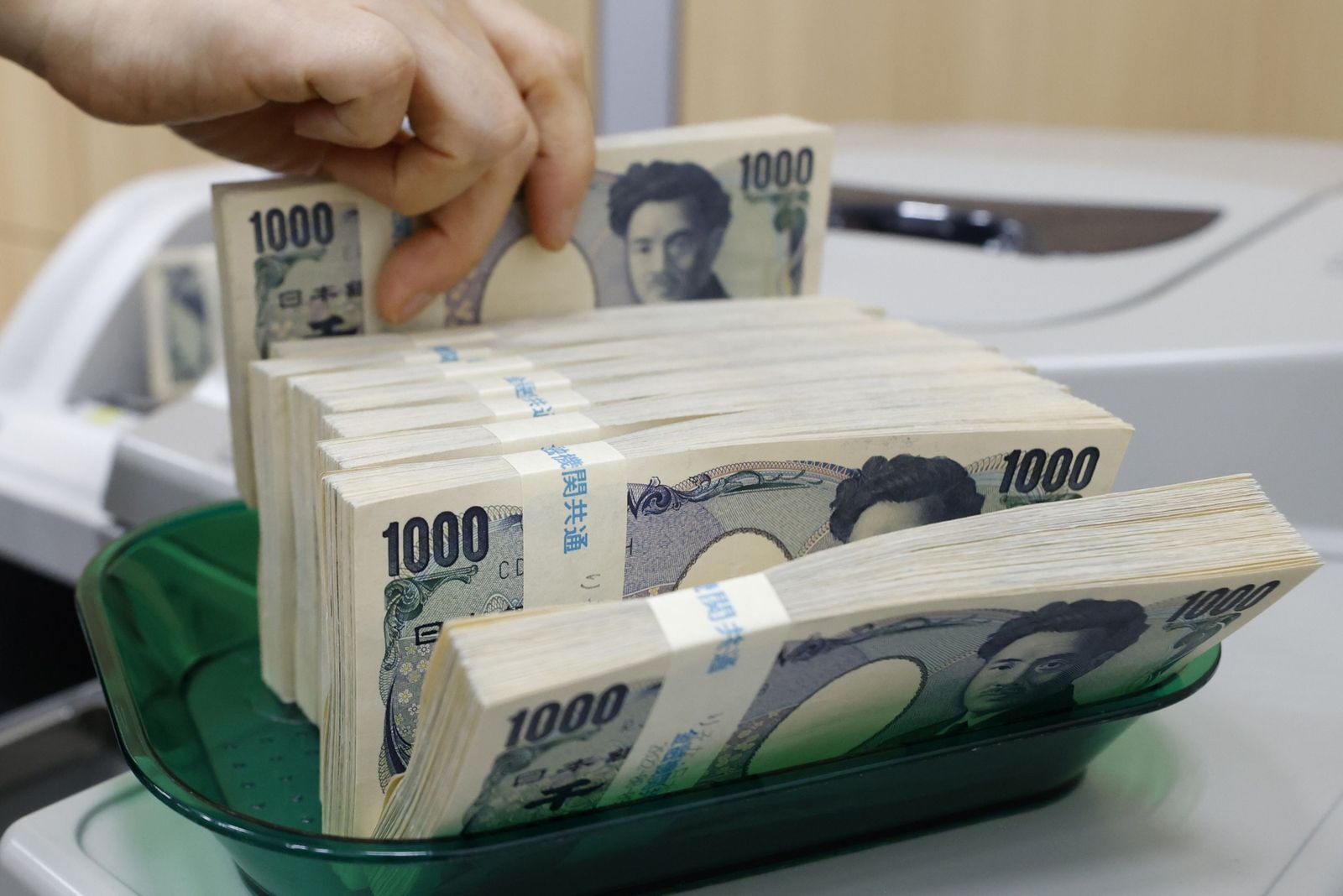 لماذا تعيد تكاليف التحوط من أسعار الصرف الأموال إلى السوق اليابانية؟
