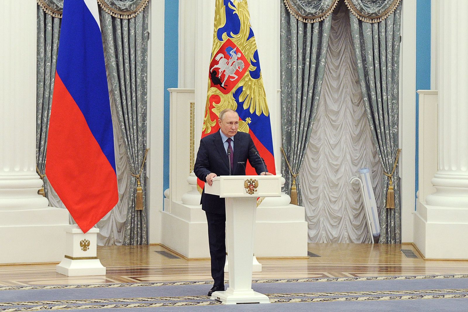 بوتين يحظر تصدير العملات الأجنبية من روسيا بأكثر من 10 آلاف دولار