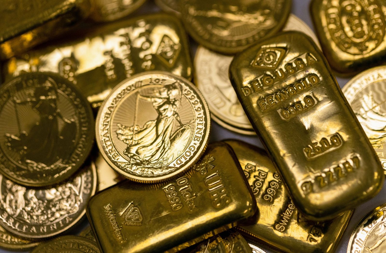 الذهب يصعد بعد جلسة متقلبة وسط رهانات خفض الفائدة الأميركية
