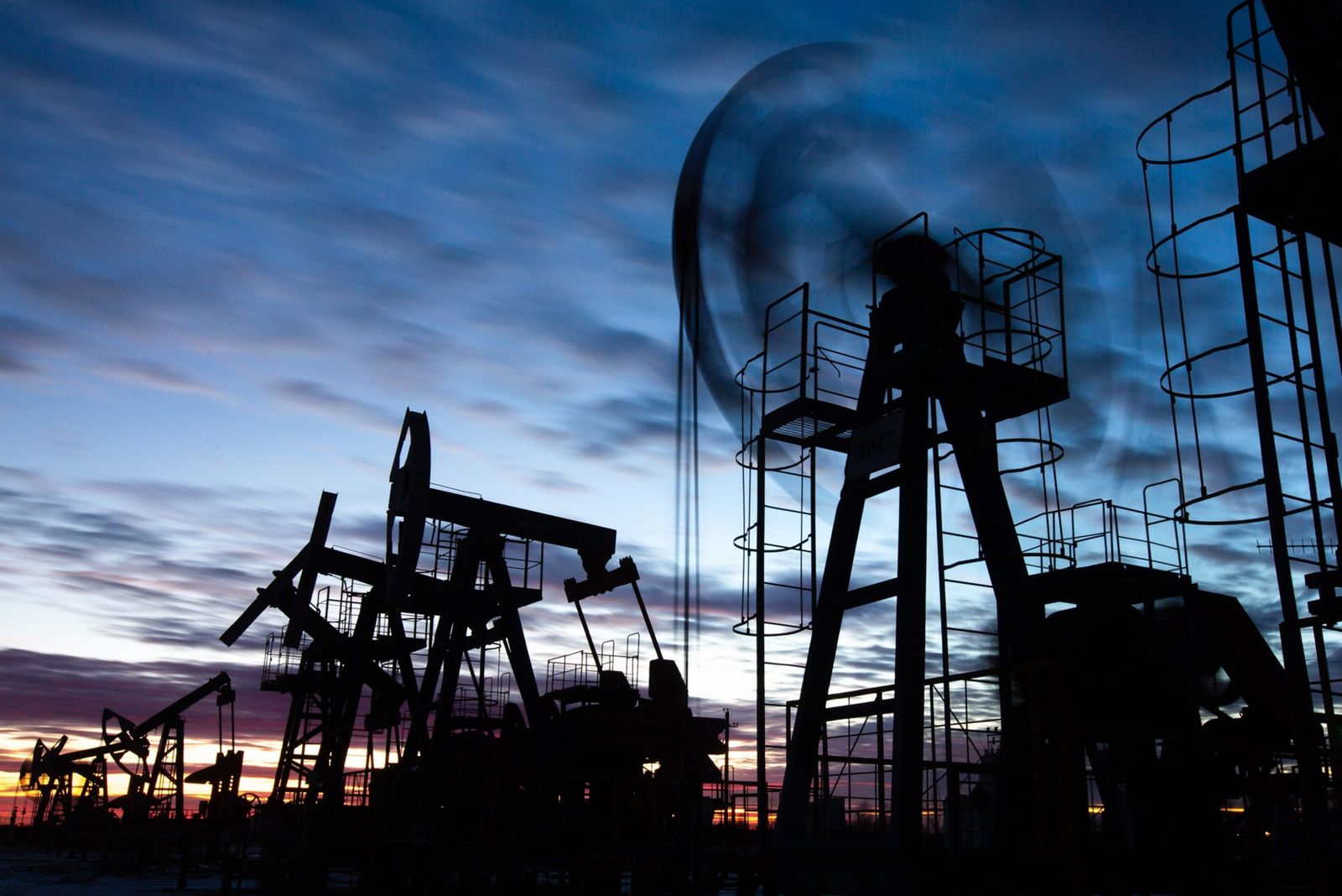 خام النفط الأمريكي يتجاوز 90 دولاراً لأول مرة منذ 2014