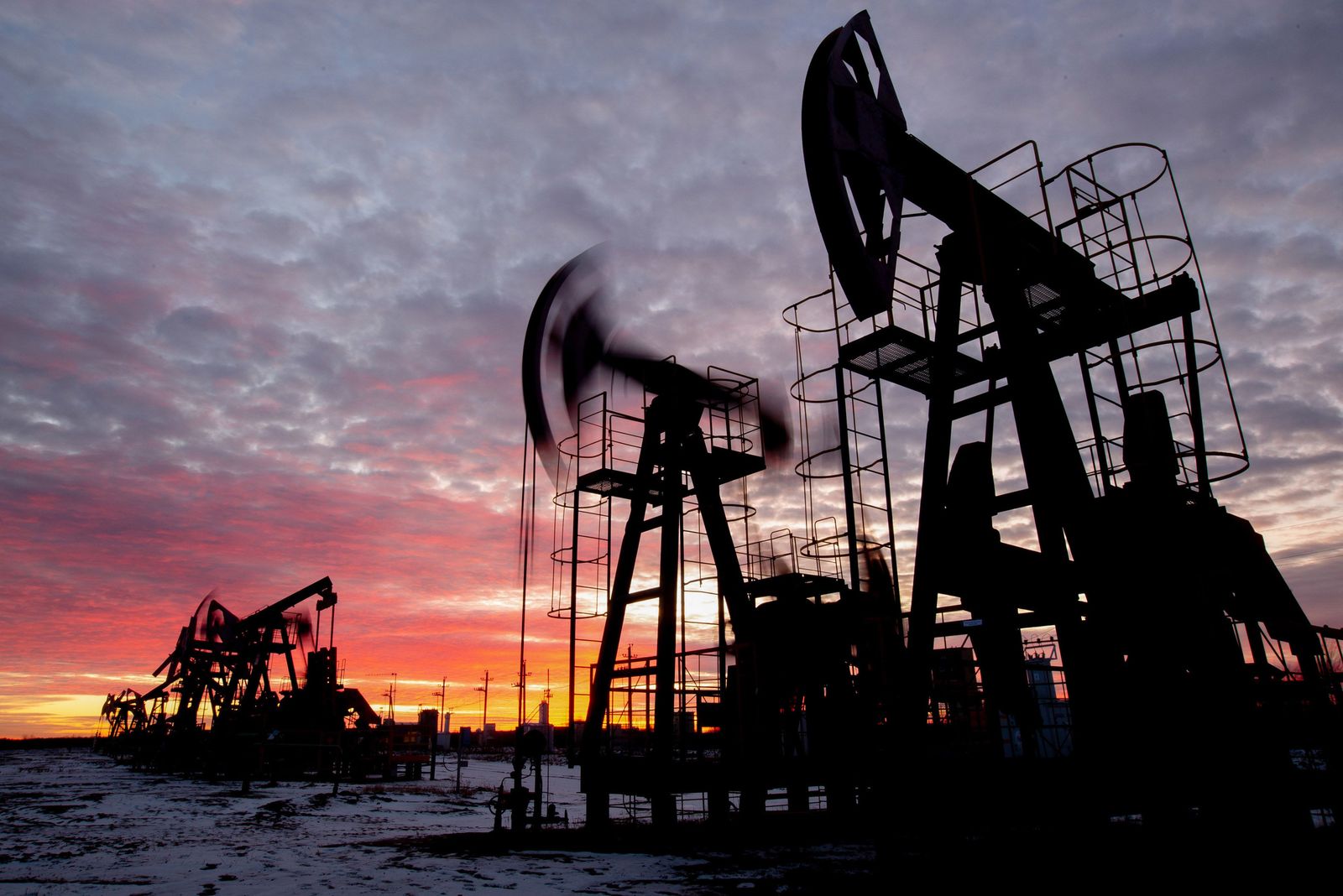نوفاك: روسيا قد تخفض إنتاج النفط قليلاً بعد تحديد السقف السعري