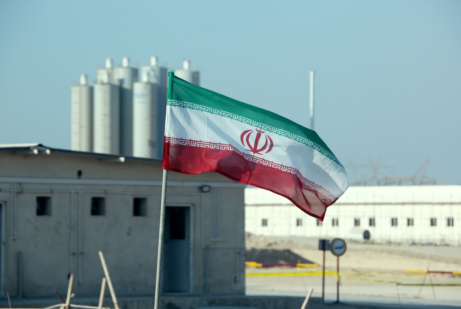إيران تقول إنها لن توقف أنشطتها النووية قبل حل مسألة العقوبات