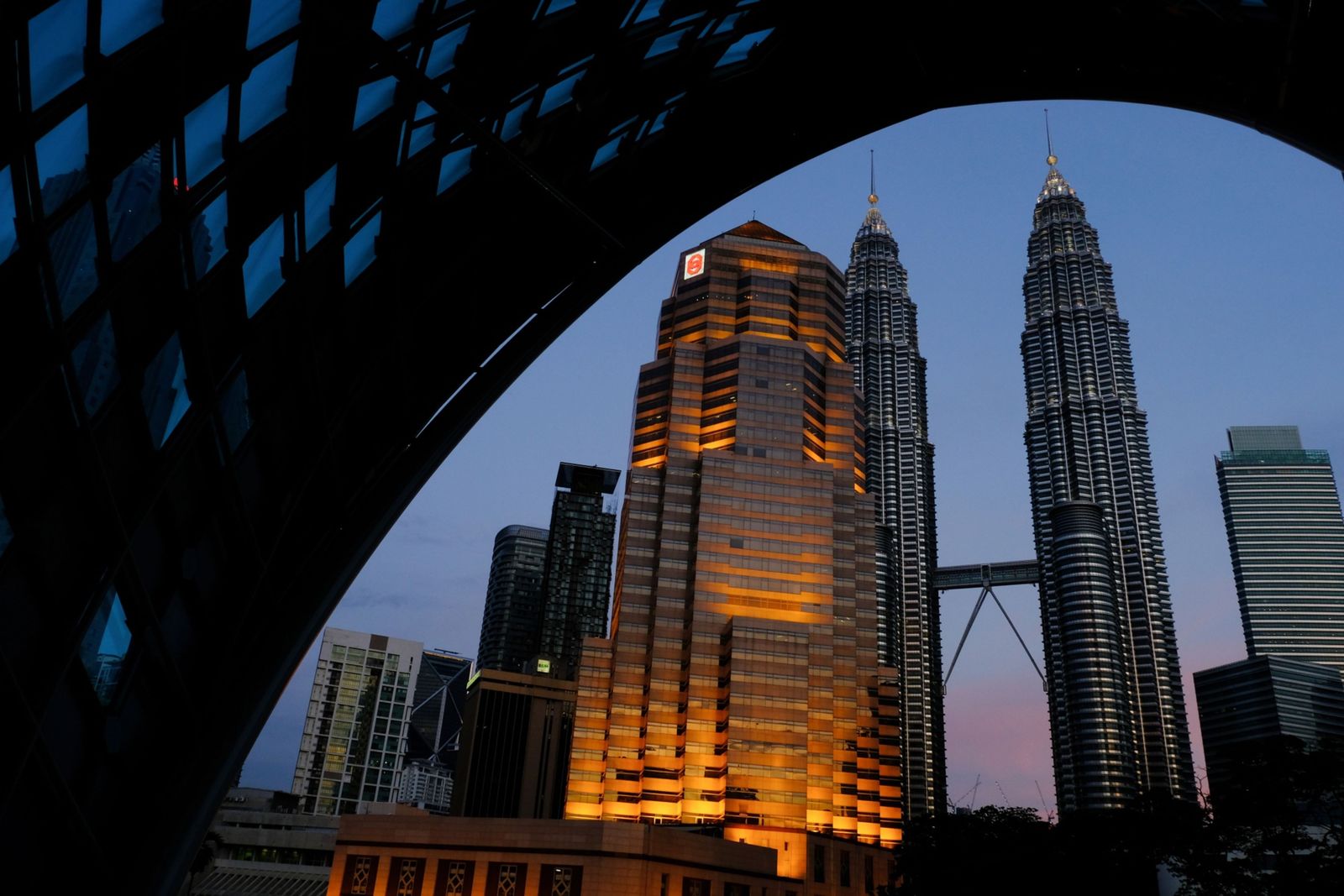 تعديل الميزانية في ماليزيا يعزز التفاؤل بآفاق الأسهم والرينغيت 
