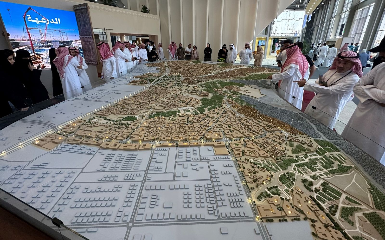 زخم المشاريع يحول قطاع البناء السعودي لقاطرة تنويع الاقتصاد