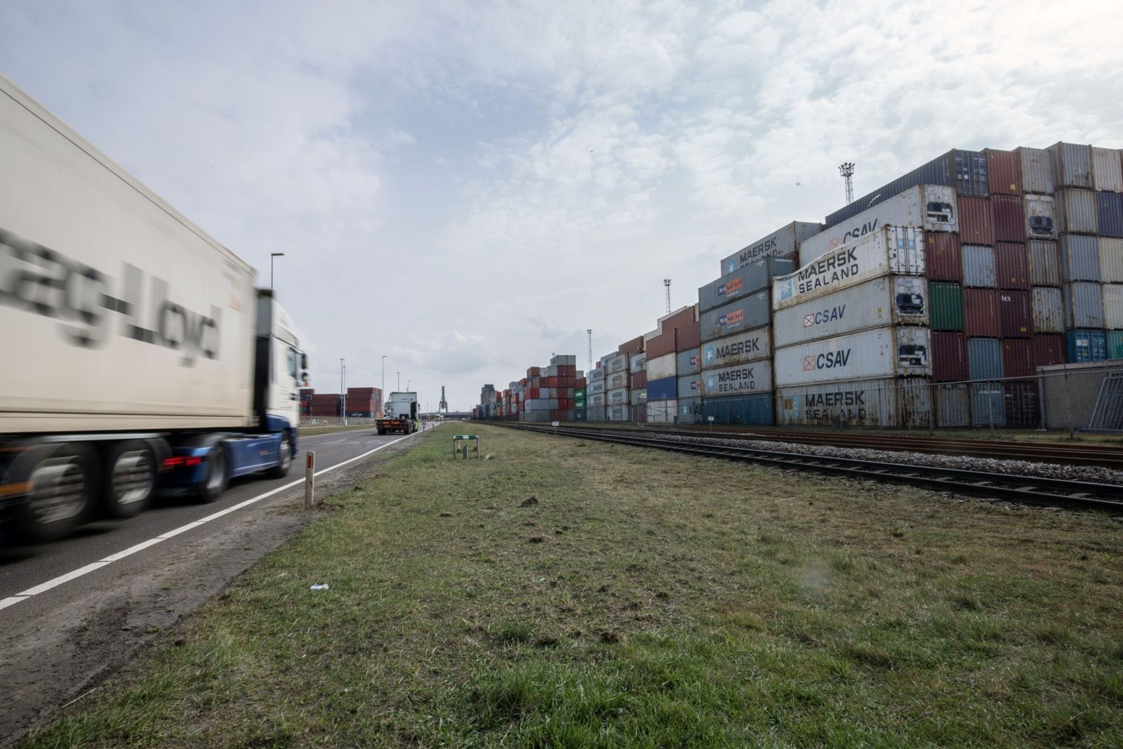 آلاف الحاويات المرتبطة بروسيا مكدسة في ميناء روتردام الهولندي