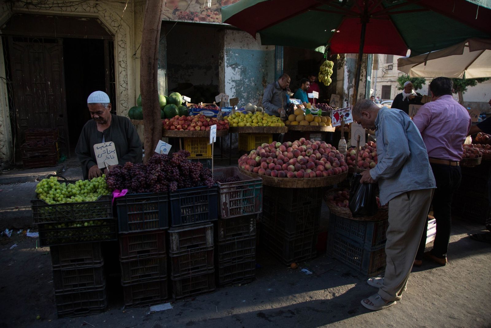 تراجع الجنيه المصري يزيد وتيرة تسارع التضخم إلى 18.7% في نوفمبر