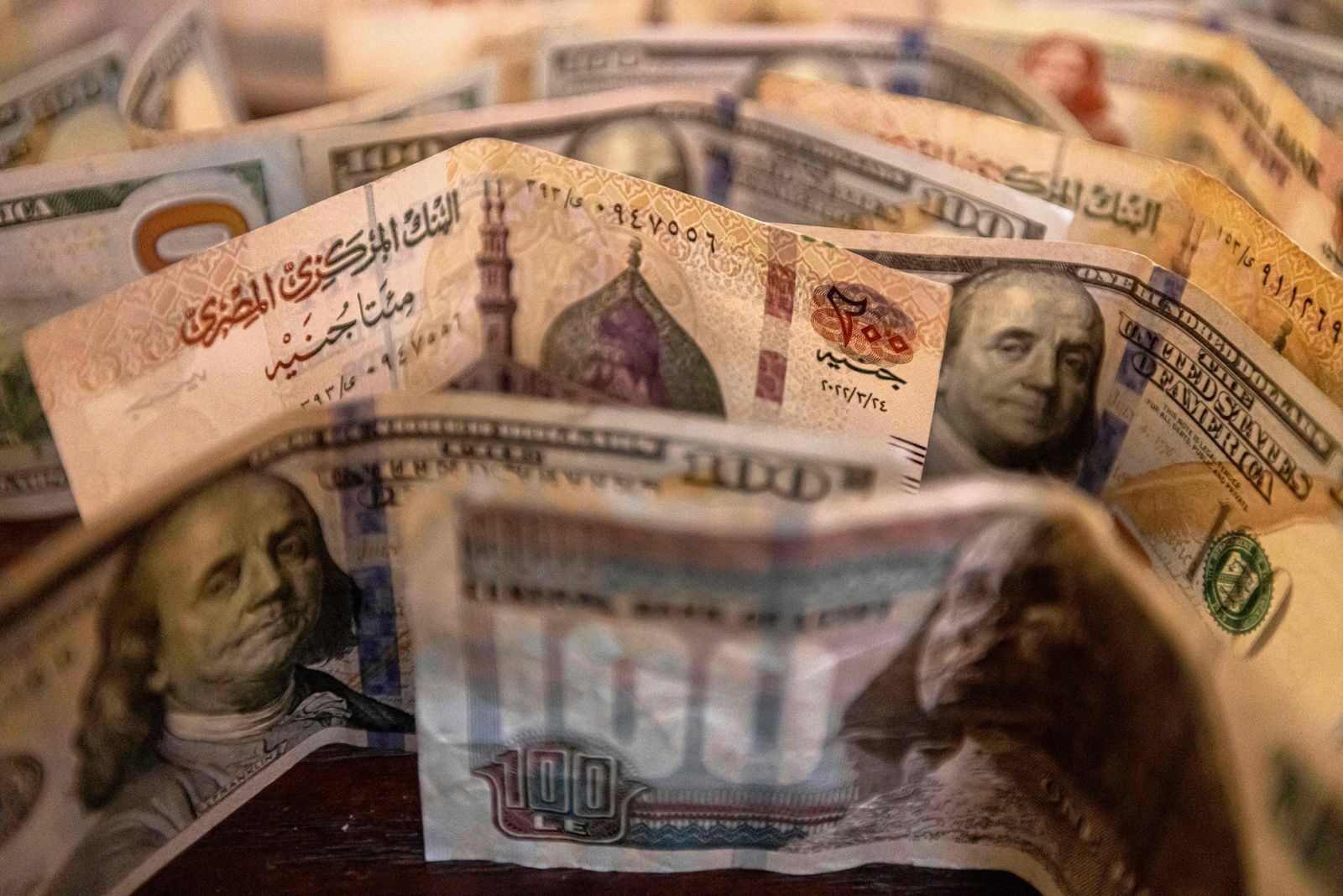 سعر الجنيه المصري ينخفض لمستوى قياسي عقب رفع الفائدة المفاجئ