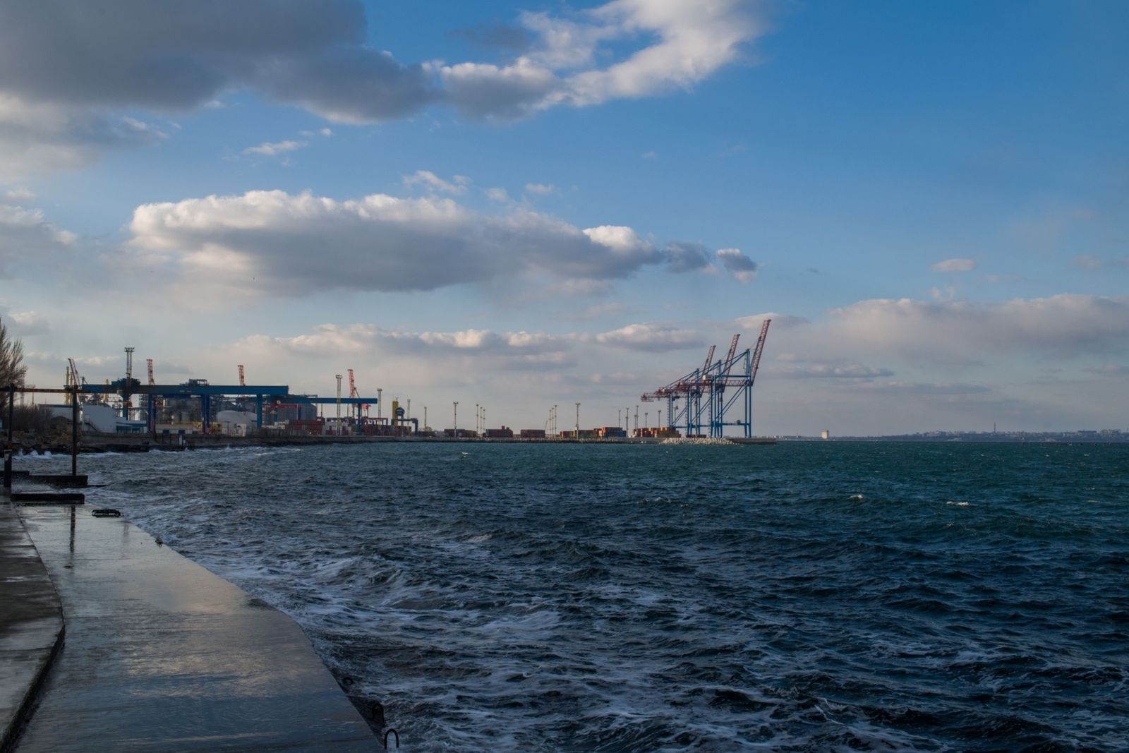 روسيا تهاجم ميناء أوديسا في أوكرانيا بعد يوم من توقيع اتفاق لتصدير الحبوب 