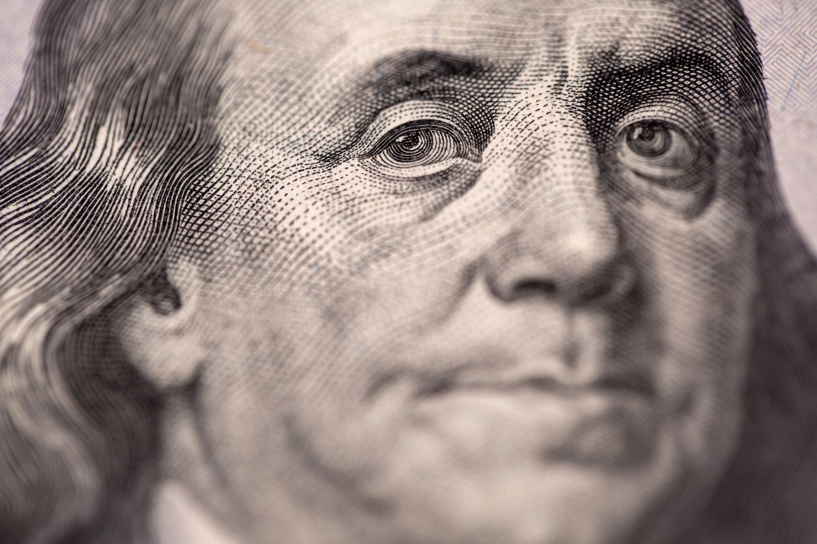 لماذا يتربع الدولار على عرش العملات العالمية؟