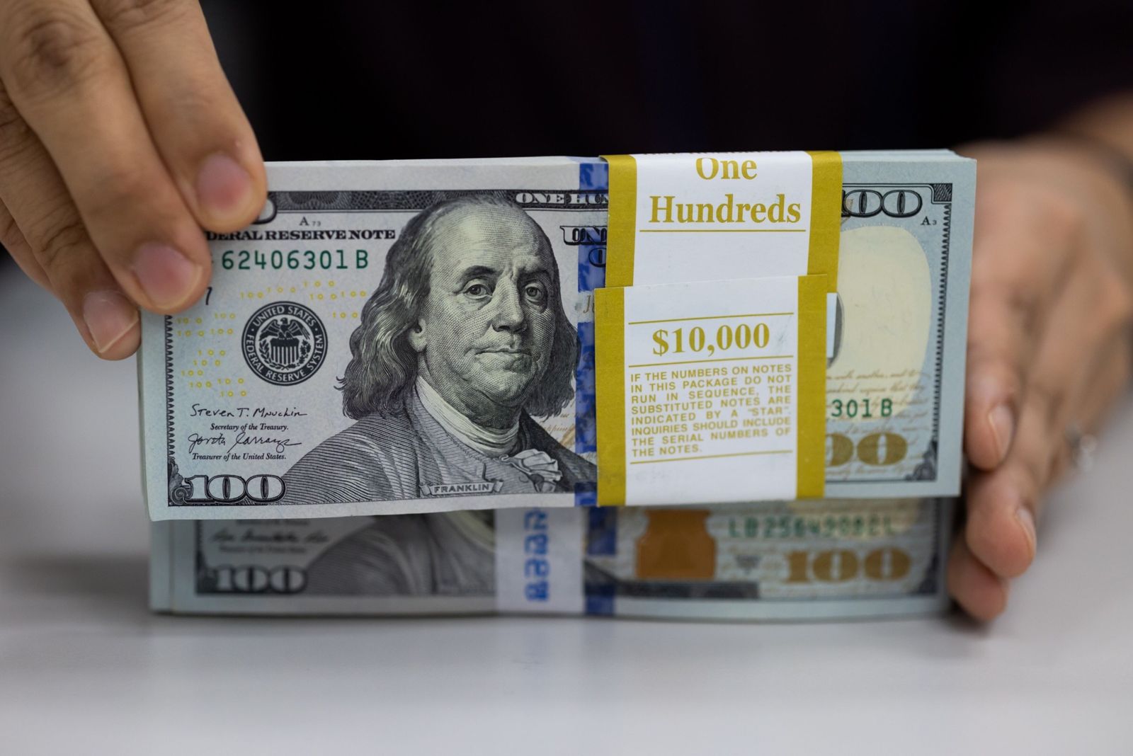 بلومبرغ: الدولار أفضل ملاذ وسط مخاوف إغلاق الحكومة الأميركية