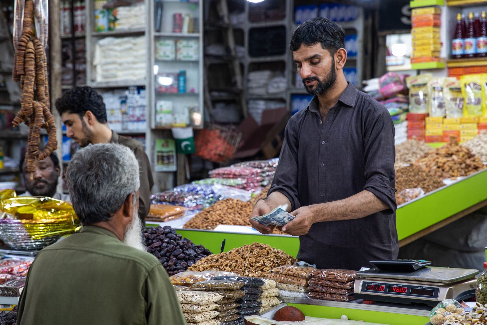 باكستان تتوقع تدفقات دولارية للمساعدة في حل أزمة السيولة 