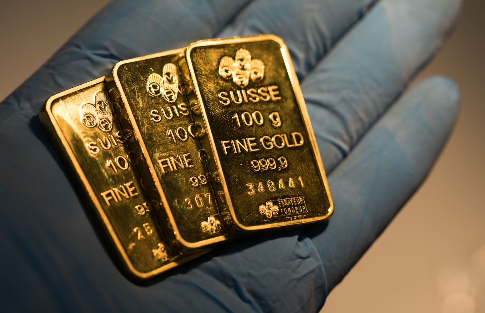 مستثمرون يتخلون عن الدولار لصالح الذهب وأسهم الأسواق الناشئة
