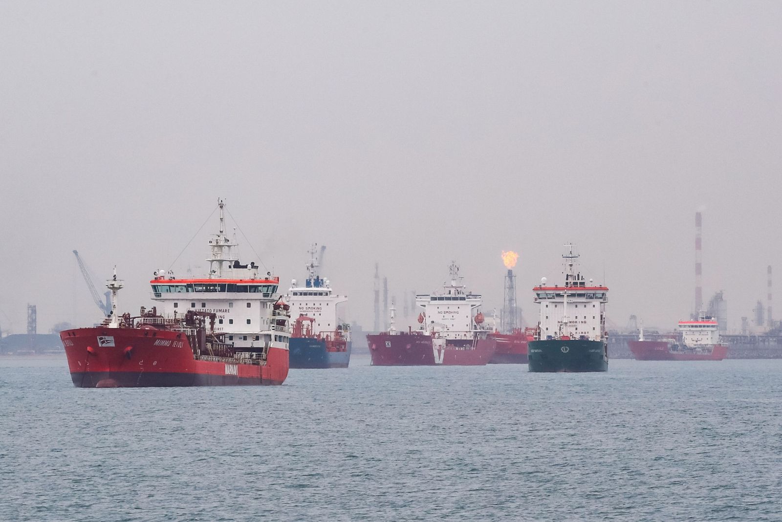 الاتحاد الأوروبي يحاول التصدي للسفن المتحايلة على سقف سعر النفط الروسي