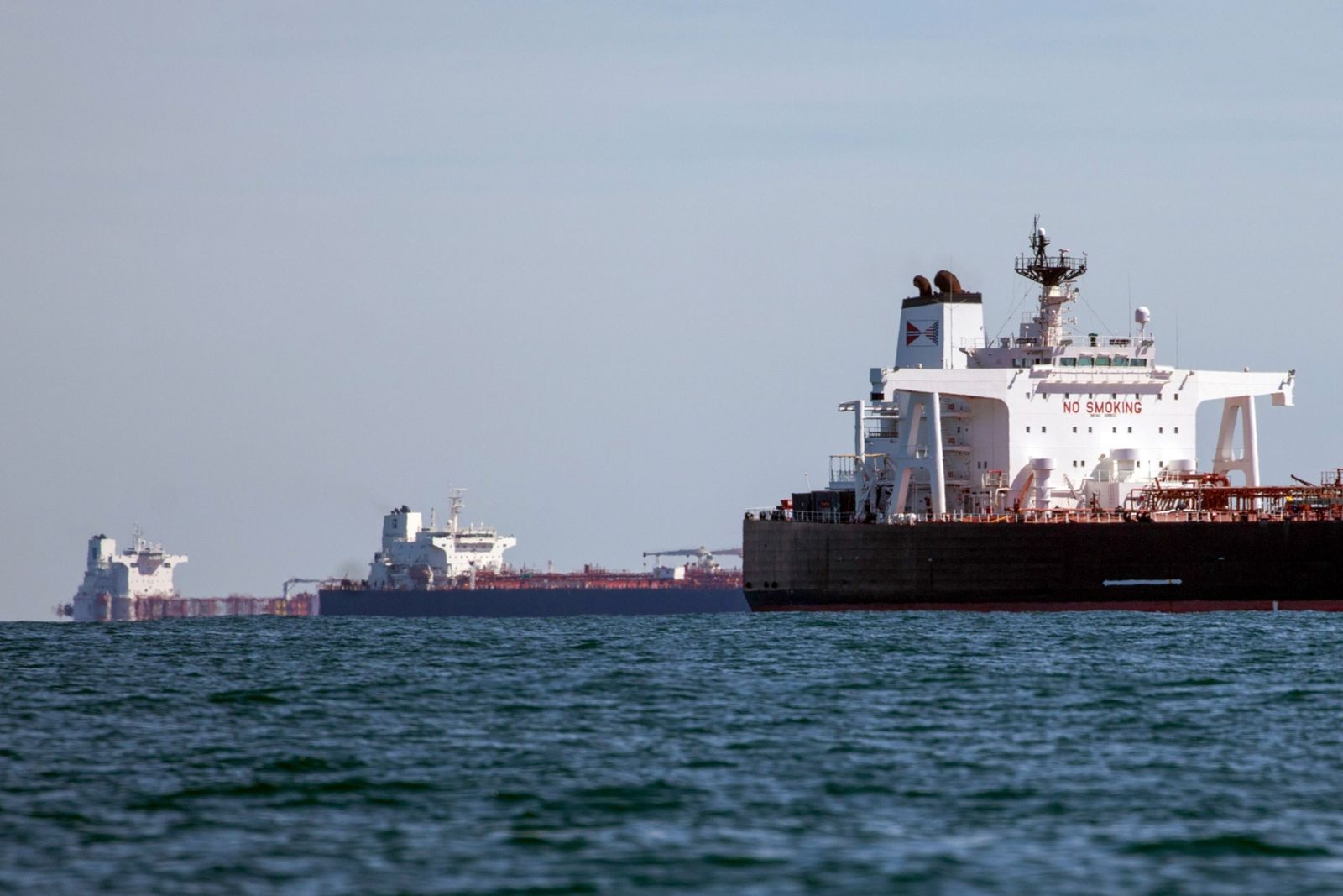 مخاطر البحر الأحمر والمناخ ترفع تكاليف استئجار ناقلات النفط