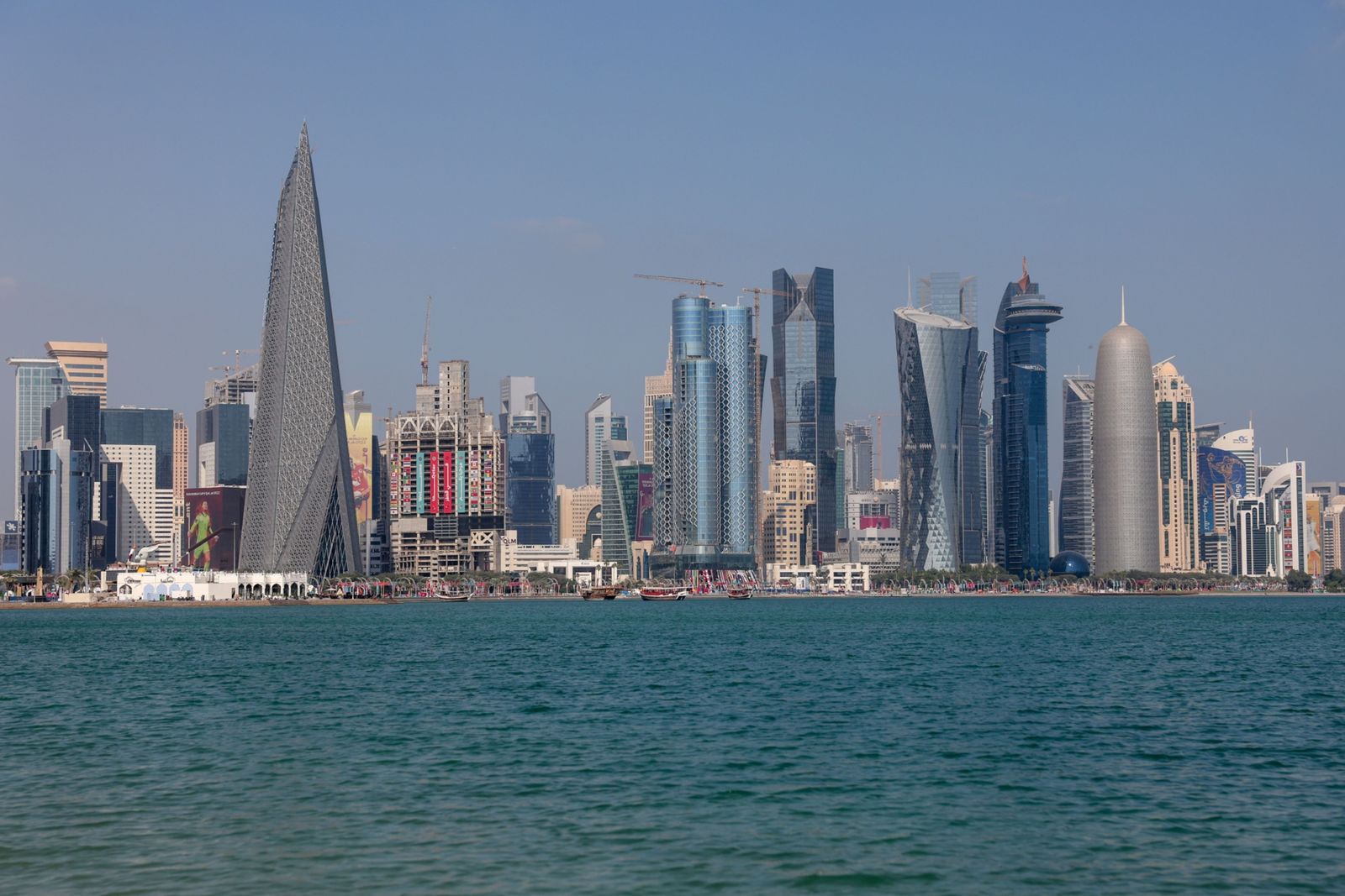 اقتصاد قطر يتعثر بعد طفرة كأس العالم وأسعار الغاز