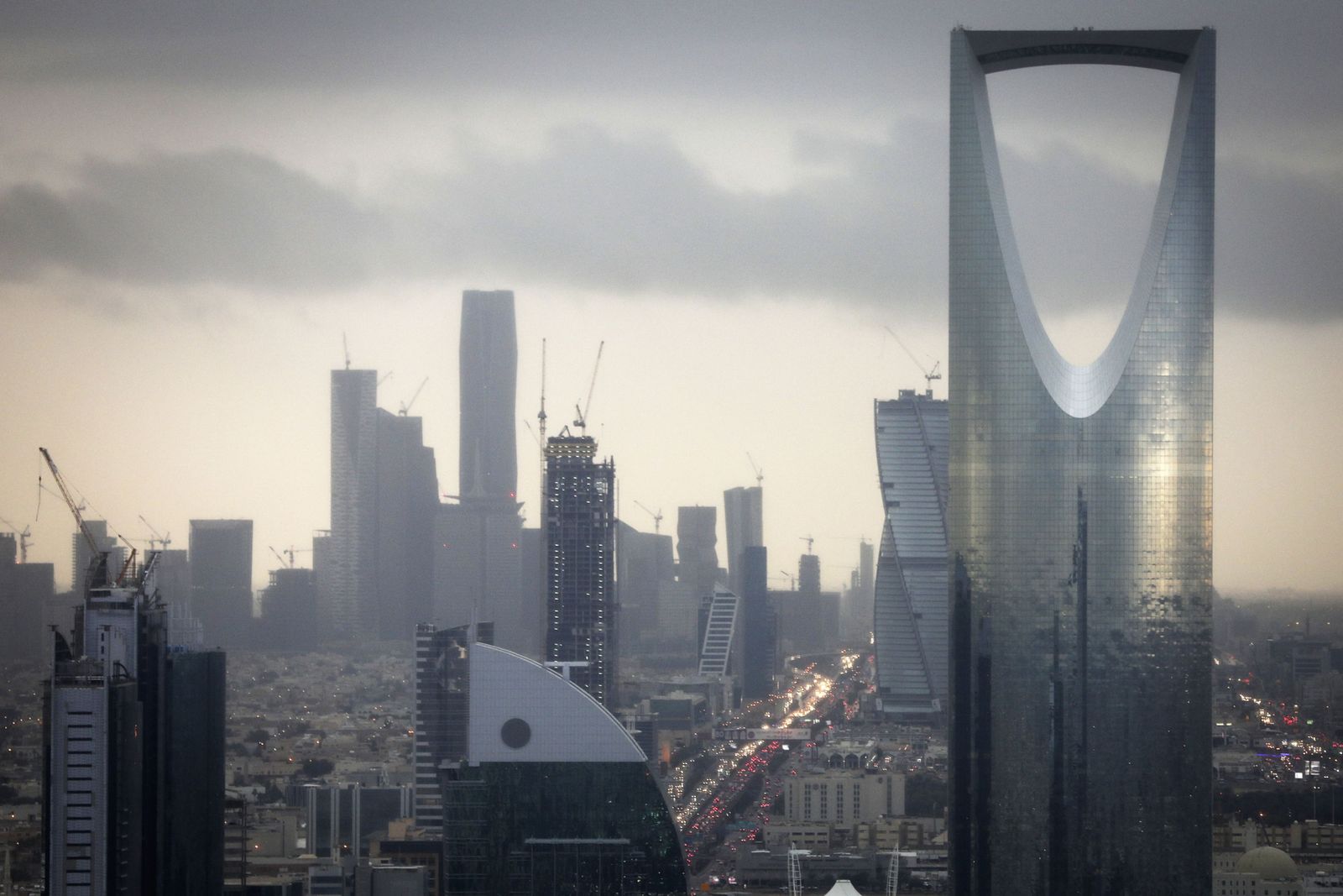 هبوط الإيرادات غير النفطية يقلص فائض ميزانية السعودية