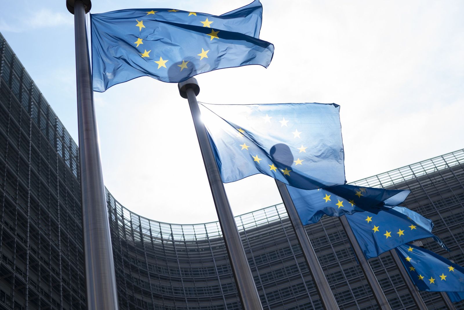 كيف يستخدم الاتحاد الأوروبي التمويل لكبح جماح المجر وبولندا؟