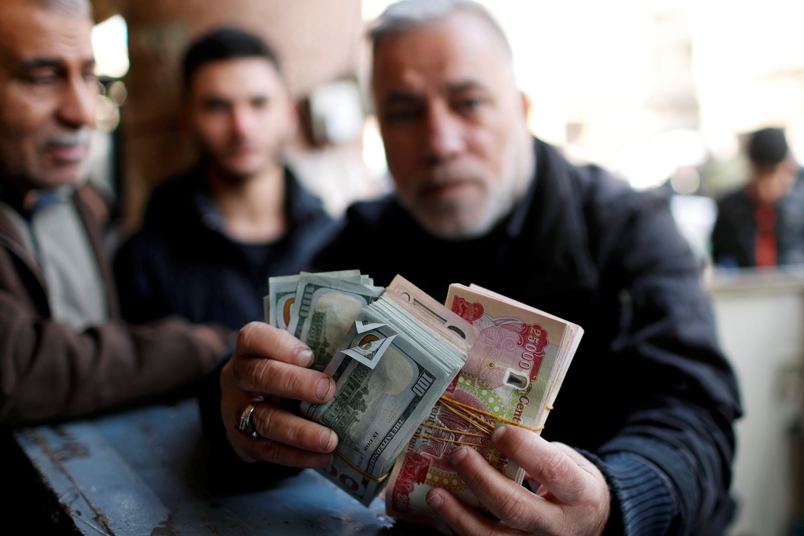 الدينار العراقي يتراجع على وقع عقوبات أميركية طالت بنوكاً محلية