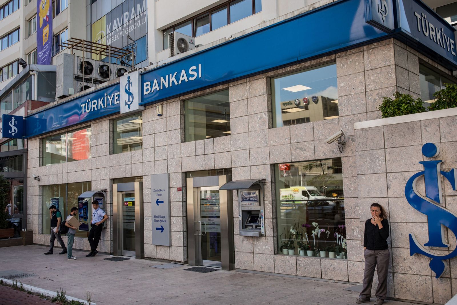 تركيا تخفف عبء سندات الليرة عن البنوك لمحاربة الدولرة